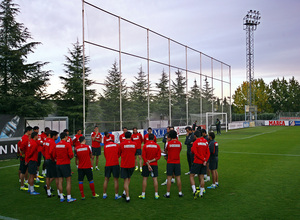 Temporada 13/14. Entrenamiento. Equipo entrenando en Majadahonda.Grupo escuchando las órdenes de Simeone