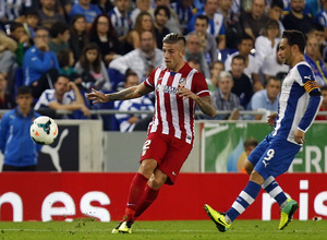 Alderweireld luchando por el balón durante el encuentro