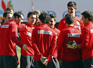 Temporada 13/14. Entrenamiento. Equipo entrenando en el estadio Vicente Calderón. Grupo felicitando a Godín