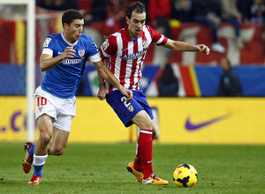 Temporada 20132-2014. Partido Atlético de Madrid- Bilbao, Godín luchando un balón