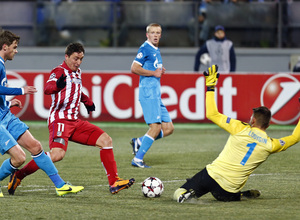 Temporada 13/14. Champions League. Zenit - Atlético de Madrid. Cristian Rodriguez encara al portero