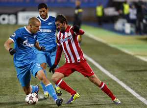 Temporada 13/14. Champions League. Zenit - Atlético de Madrid. Adrián regatea a dos jugadores del Zenit