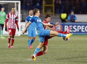 Temporada 13/14. Champions League. Zenit - Atlético de Madrid. Gabi pelando por la posesión del balón 