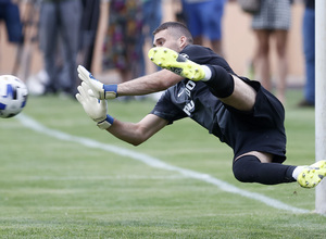 Grbic detiene el penalti a Pablo Muñoz