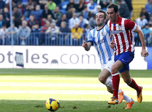 Temporada 13/14 Liga BBVA Málaga - Atlético de Madrid. Godín conduce el balón.
