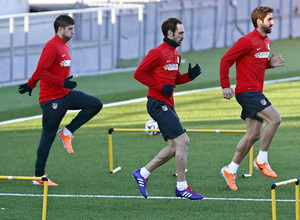 temporada 13/14. Entrenamiento en la Ciudad deportiva de Majadahonda. Juanfran Raúl e Insúa durante el entrenamiento