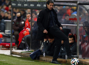 temporada 13/14. Partido Atlético_Real Madrid. Copa del Rey. Simeone con el balón
