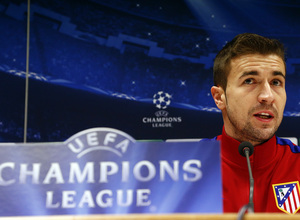 temporada 13/14. Rueda de prensa en el estadio de San Siro. Champions League. Gabi atendiendo a los medios