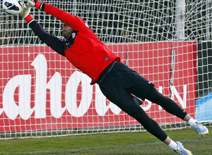 Temporada 12/13. Entrenamiento, Asenjo haciendo una estirada para detener un balon durante el entrenamiento en la ciudad deportiva de Majadahonda