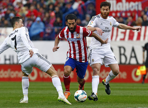 temporada 13/14. Partido Atlético de Madrid Real Madrid. Arda con el balón