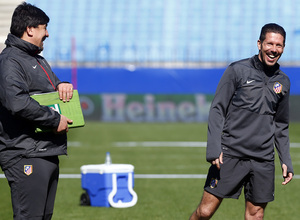 temporada 13/14. Entrenamiento en el estadio Vicente Calderón. Champions League. Simeone y Burgos bromeando durante el entrenamiento