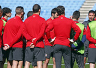temporada 13/14. Entrenamiento en el estadio Vicente Calderón. Champions League. Simeone dando órdenes durante el entrenamiento