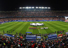 Aspecto del tifo que la afición formó en la grada antes del partido de Champions entre el Atlético - Milan disputado en el Estadio Vicente Calderón
