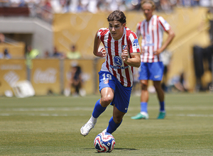 Julián Alvarez conduciendo el balón