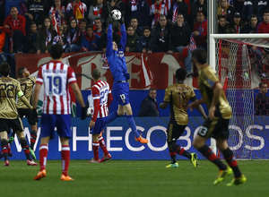 temporada 13/14. Partido Champions League. Atlético de Madrid-AC Milan. Courtois atajando un balón