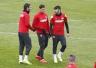 Temporada 13/14. Entrenamiento. Adrián, Insua y Villa hablando. 