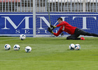 Temporada 13/14. Entrenamiento en la Ciudad Deportiva de Majadahonda. Courtois ataja el balón.