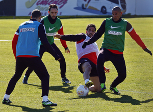 Temporada 12/13. Entrenamiento, Adrián controlando un balón en el entrenamiento en la Ciudad Deportiva de Majadahonda