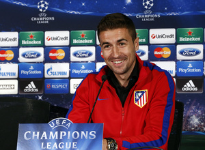 temporada 13/14. Rueda de prensa de Champions. Gabi atendiendo a los medios