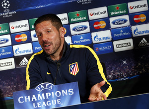 temporada 13/14. Rueda de prensa de Champions. Simeone atendiendo a los medios