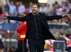 temporada 13/14. Partido Atlético de Madrid- Barcelona de Champions. jugadores saludando a la grada