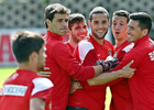 temporada 13/14. Entrenamiento en la Ciudad deportiva de Majadahonda. Jugadores haciendo ejercicios